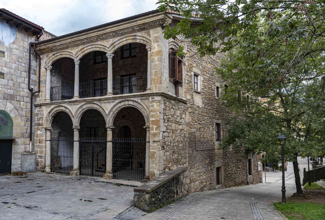 Vizcaya - Elorrio 21 - palacio Arabio.jpg